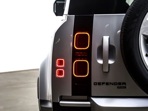 Used 2023 Land Rover Defender 110 SE image 15