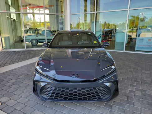 Used 2025 Toyota Camry SE image 9