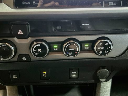 Used 2017 Toyota Tacoma TRD Sport w/ Tow Package (A/T) AWD/4WD image 16