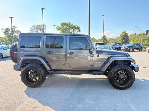 Used 2016 Jeep Wrangler Unlimited Sahara w/ Connectivity Group AWD/4WD image 9