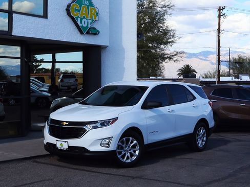 Used 2020 Chevrolet Equinox LS image 2