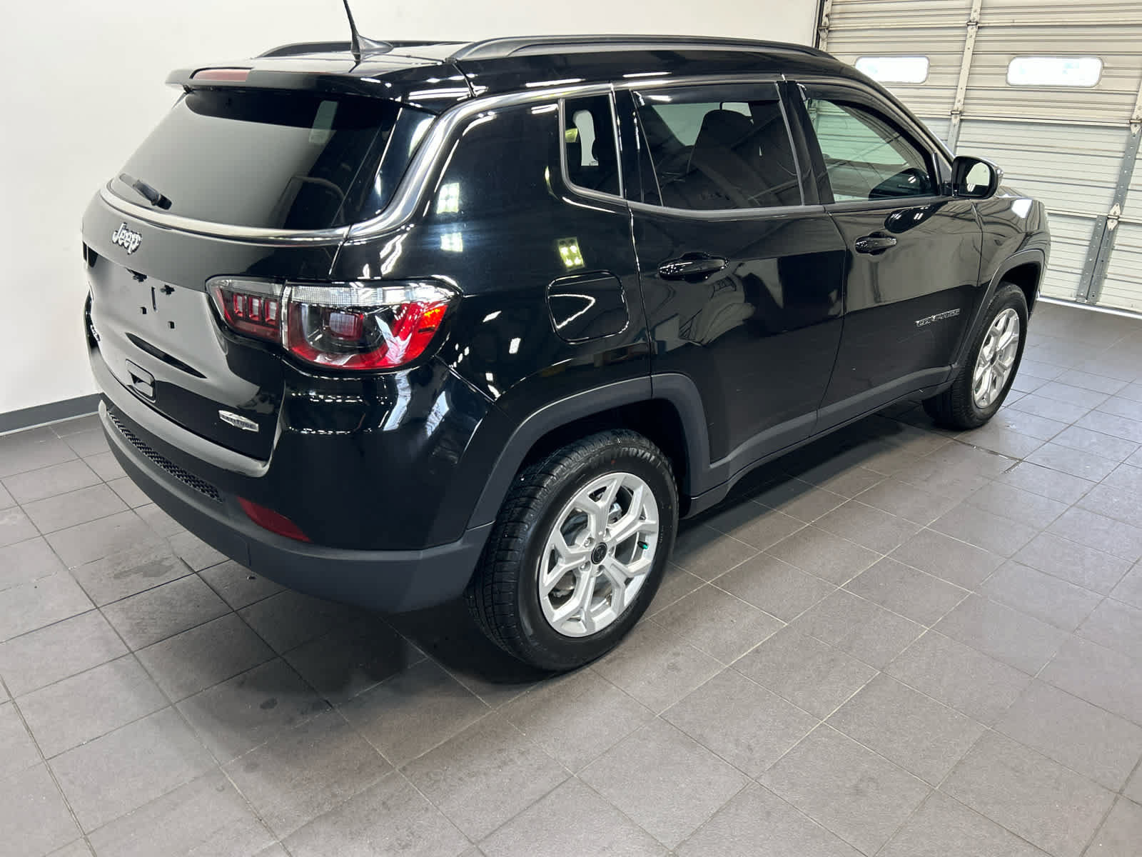 Used 2025 Jeep Compass Latitude AWD/4WD image 3