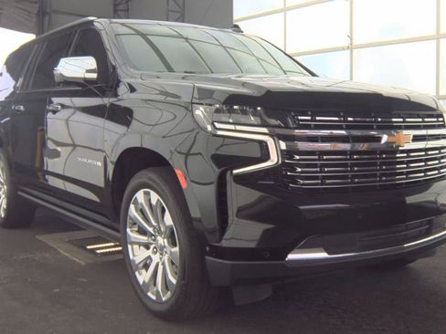 Used 2023 Chevrolet Suburban Premier w/ Advanced Technology Package RWD image 4