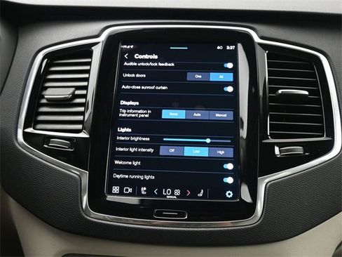 Used 2023 Volvo XC90 T8 Plus image 18