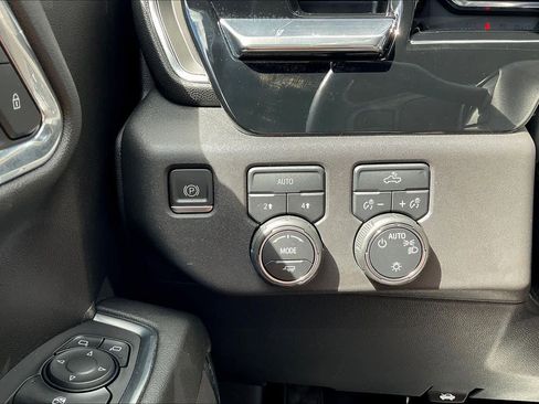 Used 2023 Chevrolet Silverado 1500 LT AWD/4WD image 31