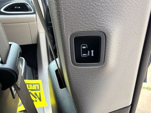 Used 2024 Chrysler Pacifica Limited FWD image 16