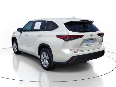 Used 2021 Toyota Highlander LE FWD image 4