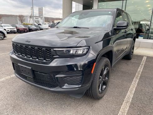 Used 2023 Jeep Grand Cherokee Altitude image 1