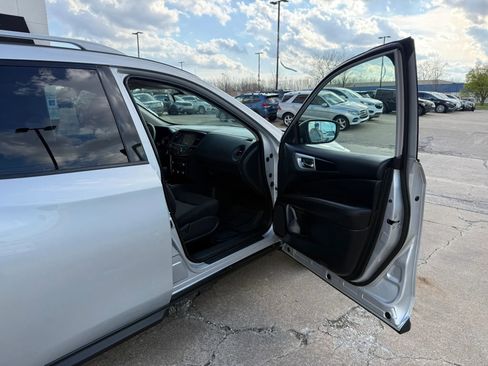 Used 2019 Nissan Pathfinder S AWD/4WD image 21