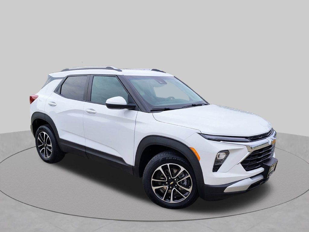 Used 2025 Chevrolet TrailBlazer LT AWD/4WD image 2