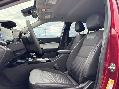 Used 2025 Chevrolet Trax LT FWD image 25