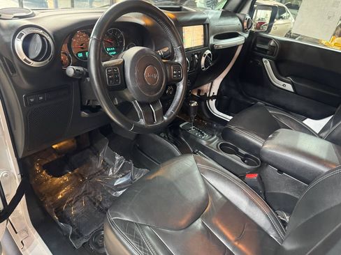 Used 2016 Jeep Wrangler Unlimited Rubicon w/ Connectivity Group AWD/4WD image 15