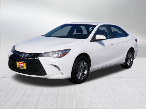 Used 2017 Toyota Camry SE image 3