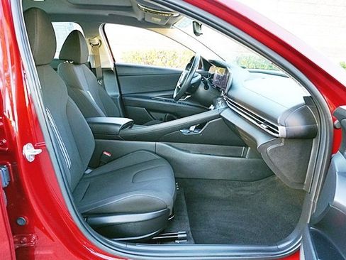 Certified 2025 Hyundai Elantra SEL image 10