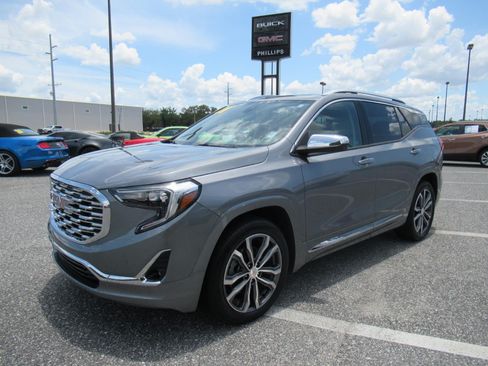 Used 2020 GMC Terrain Denali w/ Denali Premium Package FWD image 3