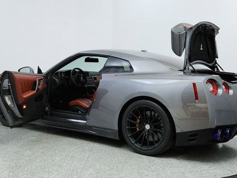 Used 2015 Nissan GT-R Premium image 10
