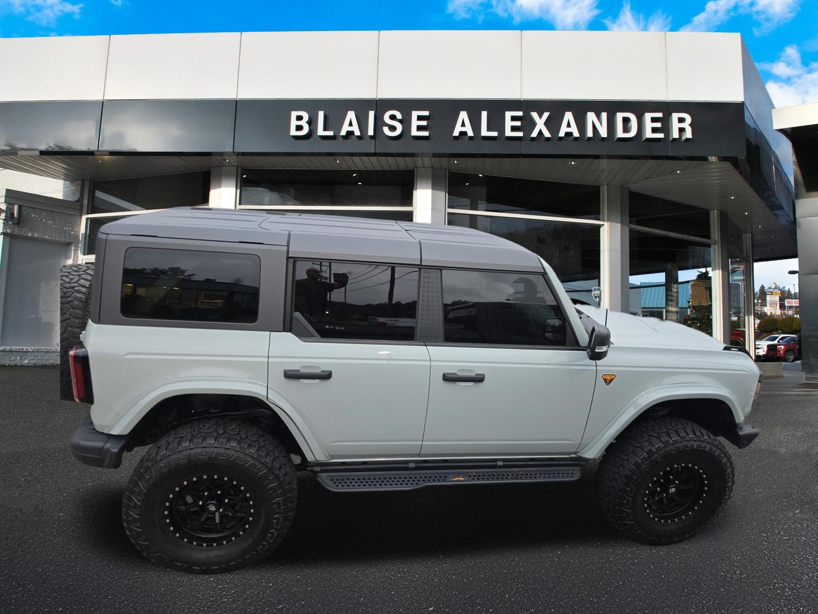 Used 2023 Ford Bronco Badlands w/ Sasquatch Package AWD/4WD image 2