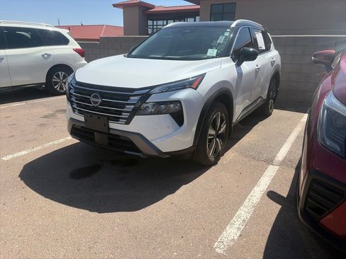 Used 2025 Nissan Rogue SL AWD/4WD image 1