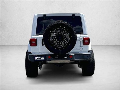 Used 2018 Jeep Wrangler Unlimited Sahara AWD/4WD image 4