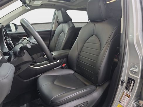 Certified 2024 Toyota Highlander XLE image 14