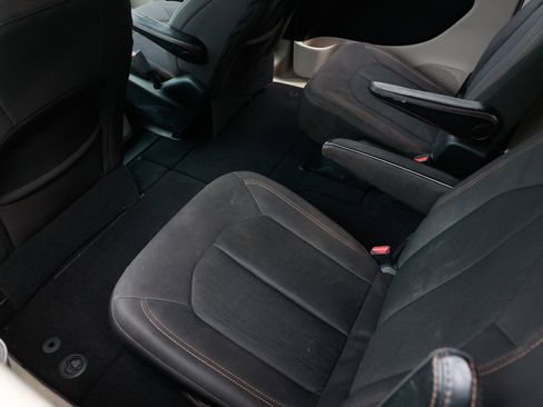 Used 2017 Chrysler Pacifica LX image 13