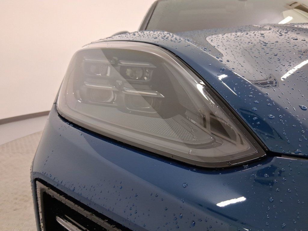 Certified 2025 Porsche Cayenne GTS AWD/4WD image 12
