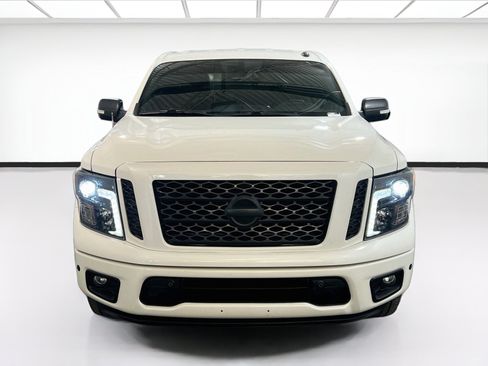 Used 2019 Nissan Titan SV w/ SV Convenience Package RWD image 2