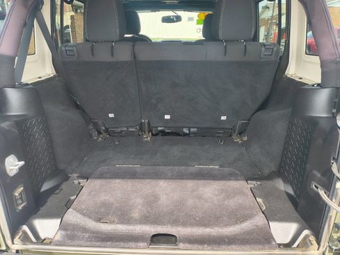 Used 2015 Jeep Wrangler Unlimited Rubicon w/ Connectivity Group AWD/4WD image 8