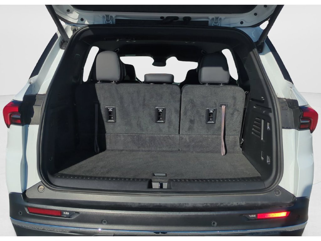 Used 2025 Buick Enclave Preferred FWD image 9