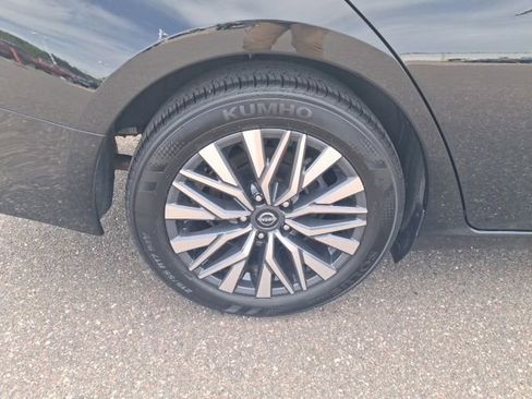 Used 2025 Nissan Altima 2.5 SV FWD image 10