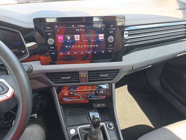 Used 2025 Volkswagen Jetta SE FWD image 12