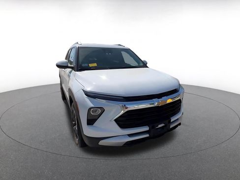 Used 2025 Chevrolet TrailBlazer LT FWD image 3