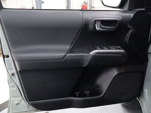 Used 2022 Toyota Tacoma TRD Sport image 11