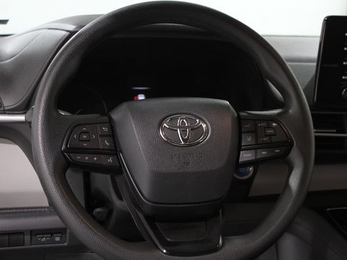 Used 2023 Toyota Sienna LE image 7