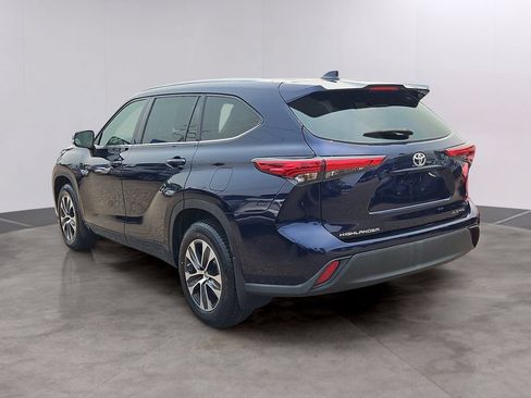 Used 2021 Toyota Highlander XLE AWD/4WD image 6