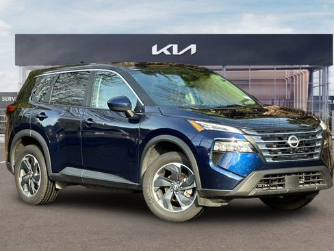 Used 2024 Nissan Rogue SV image 2