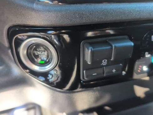 Used 2023 Chevrolet Silverado 1500 ZR2 image 33