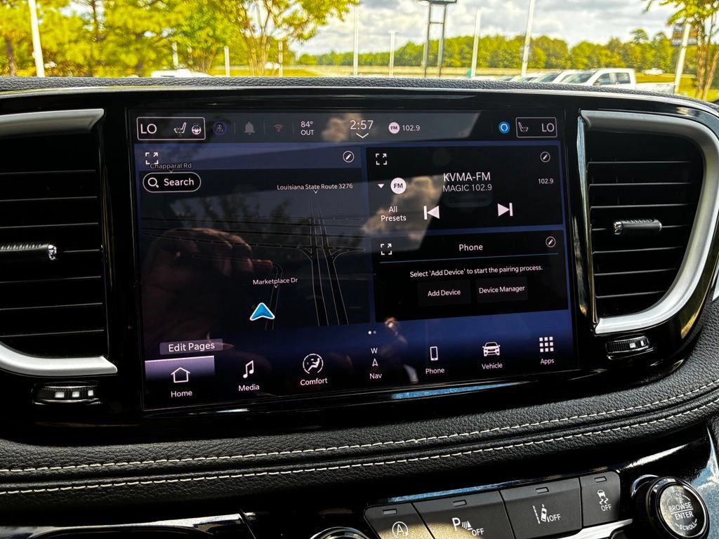 Used 2025 Chrysler Pacifica Limited FWD image 30