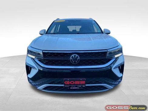 Used 2023 Volkswagen Taos SE w/ Panoramic Sunroof Package image 2