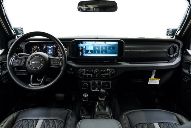 Used 2025 Jeep Gladiator Sport AWD/4WD image 16