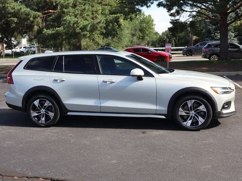 Used 2021 Volvo V60 T5 Cross Country AWD/4WD image 3