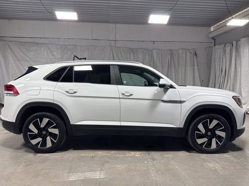 Used 2025 Volkswagen Atlas Cross Sport SE FWD image 8