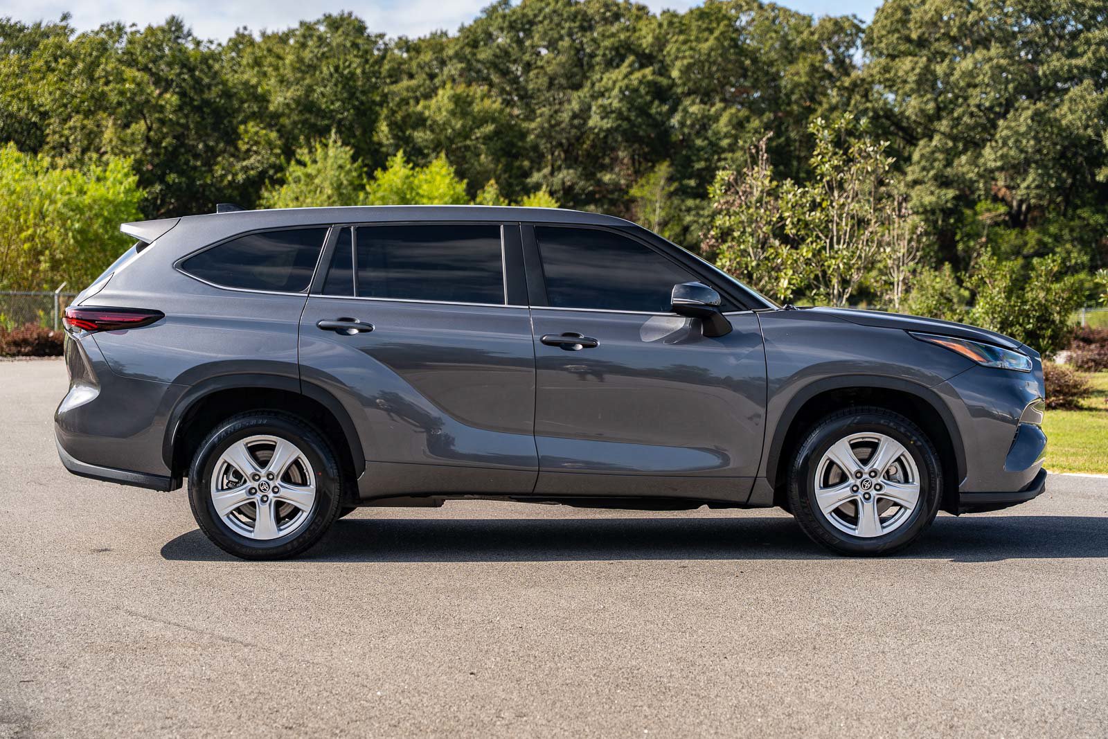Used 2024 Toyota Highlander LE FWD image 8