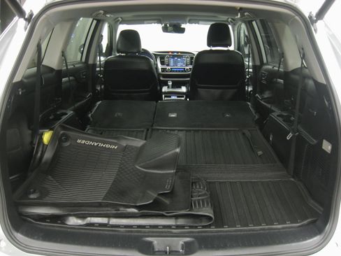 Used 2019 Toyota Highlander XLE image 25