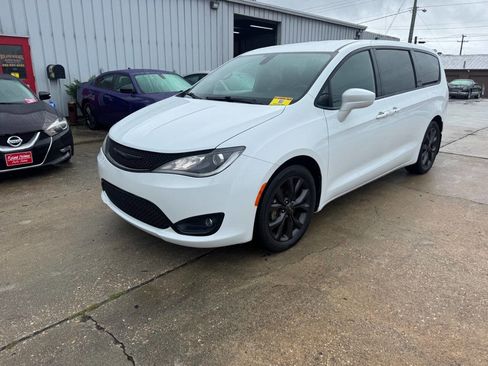 Used 2019 Chrysler Pacifica Touring Plus w/ S Appearance Package image 2