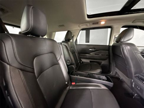 Used 2025 Nissan Pathfinder SL w/ SL Premium Package FWD image 40