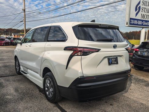 Used 2024 Toyota Sienna LE FWD image 7
