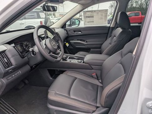 New 2025 Nissan Pathfinder SL w/ Black Appearance Package image 14