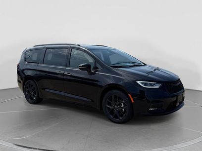 New 2026 Chrysler Pacifica Select w/ S Appearance Package