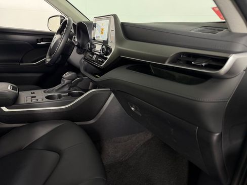 Used 2025 Toyota Highlander XLE image 33